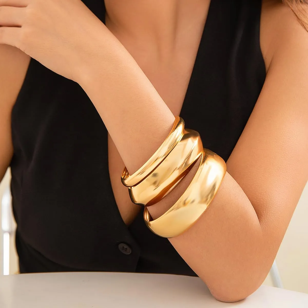 CJIAYUJEW 3PCS Chunky Gold Bangle Bracelets for Women Gold Wide Chunky Cuff Bracelets Hammered Wrist Cuff Wrap Bracelet Set for Women