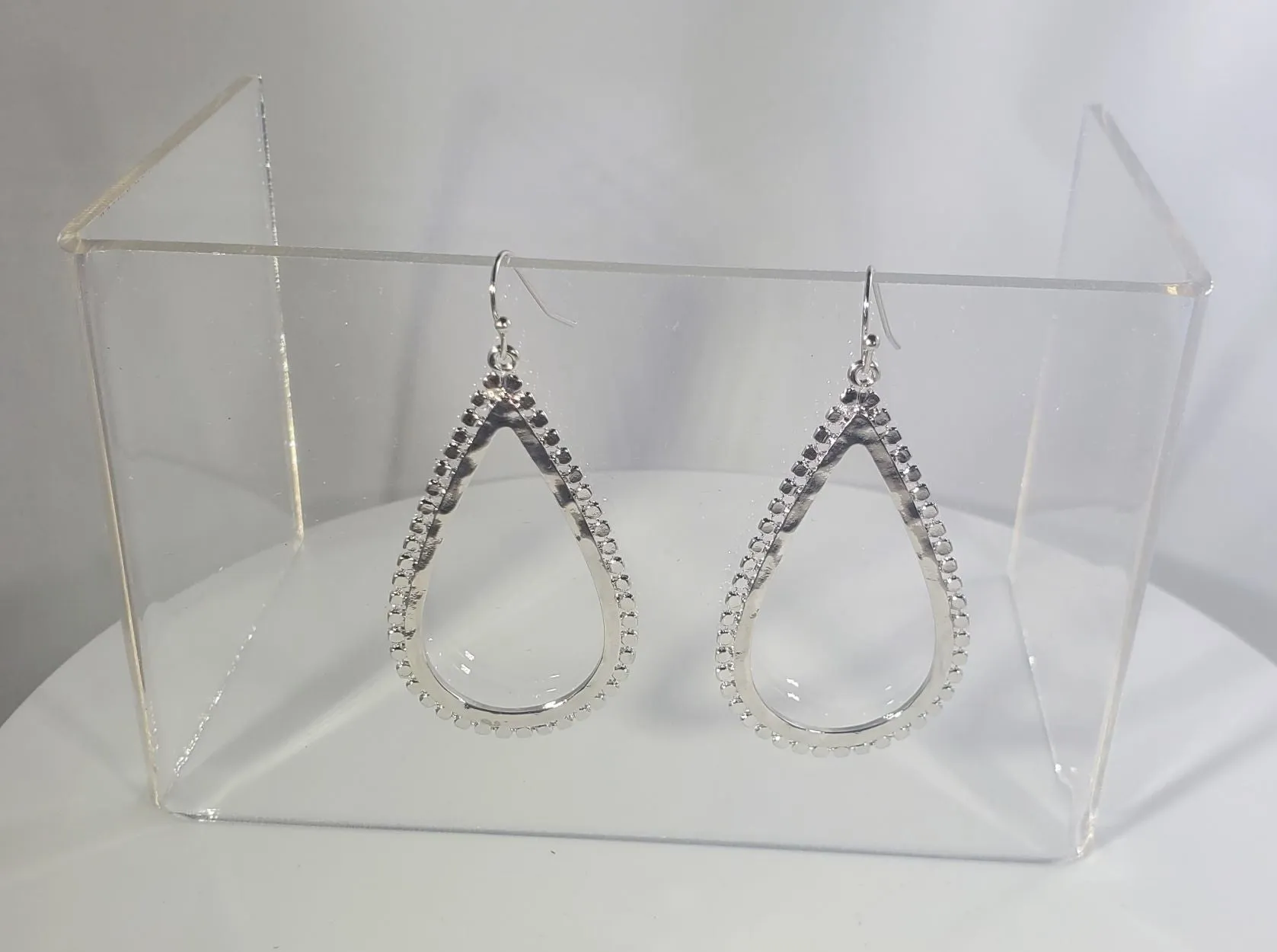 Its Sense rough edge teardrop shape earrings