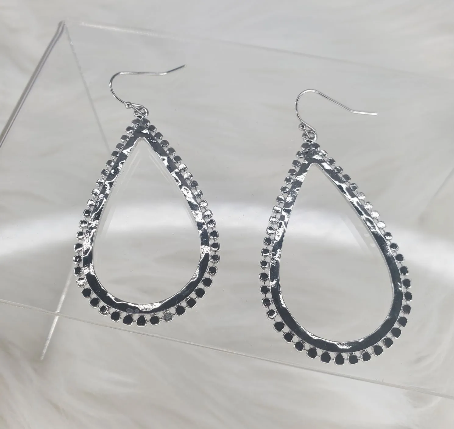 Its Sense rough edge teardrop shape earrings