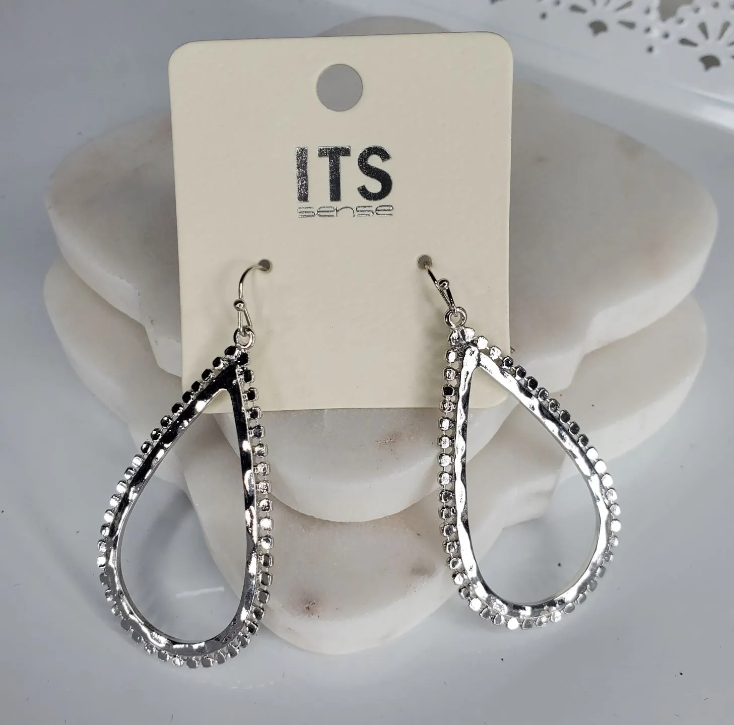 Its Sense rough edge teardrop shape earrings